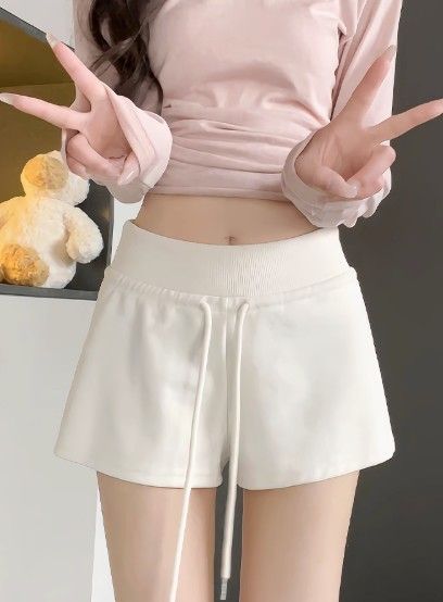 White athletic pants shorts for women in summer 2025 new style, casual and loose A-line hot pants, American-style hot chick high-waisted pants