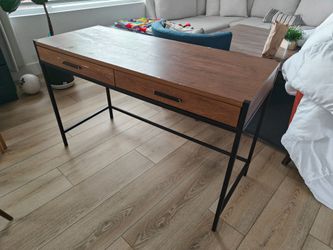 Desk (19"x47.5"x30")