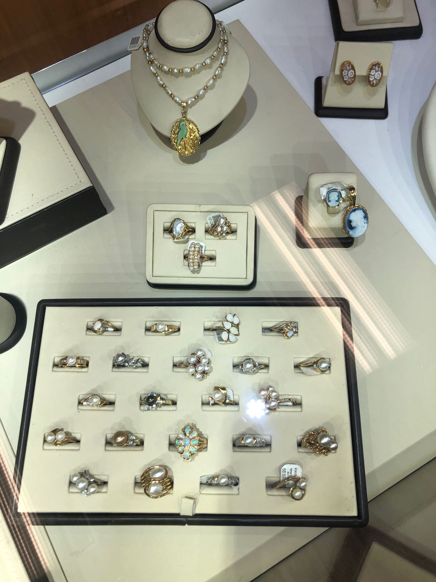Purchase vintage estate jewelry for a fraction of the retail price! Cashbox is the top seller of estate jewelry since 1957.