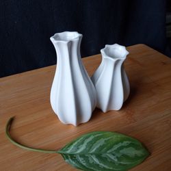 WHITE CERAMIC DOUBLE FLOWER BUD VASE VINTAGE Ribbed Sculpted Conjoined Glazed Small (6"x6"x3") Excellent Condition