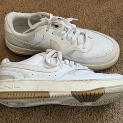 White Nike Women's Fashion Sneakers - Size 8