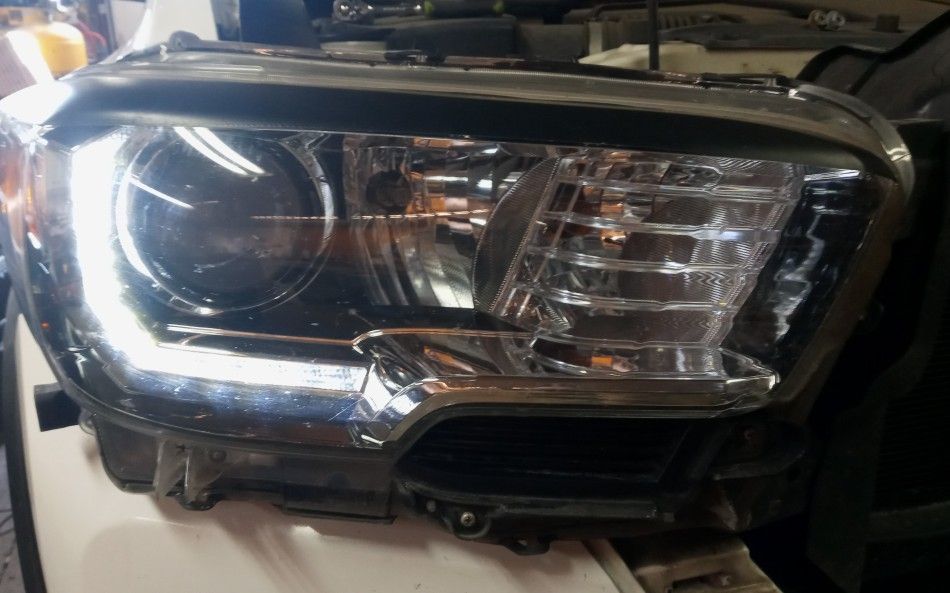 2017 Toyota Tacoma Right Side Headlight w/ DRL