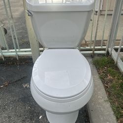 Free Toilet/Escusado Gratis