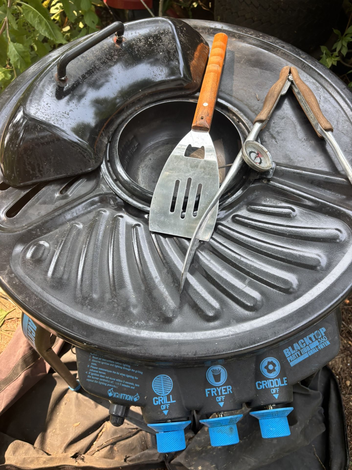 Grill Blacktop 24 In propane. Like New.