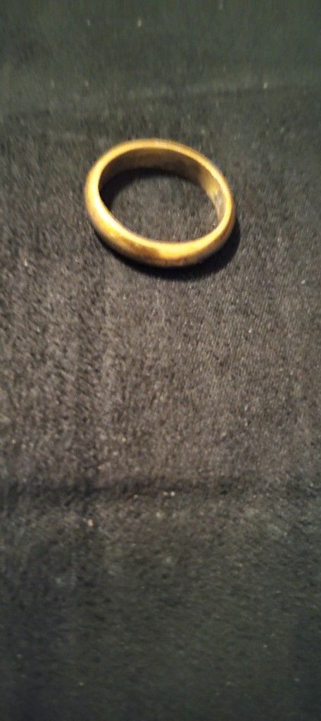 18kt Gold Men's Wedding Band . Size 8.5