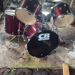 drums in good condition, four snare drums, two discs including baguettes and the affustable