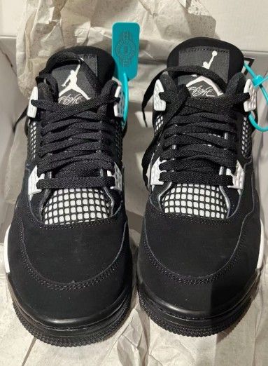 Mid-cut basketball shoes