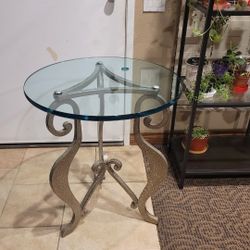 Mesas redondas de vidrio con base metálica