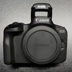 Canon R50 with RF-S 18-150mm Lens