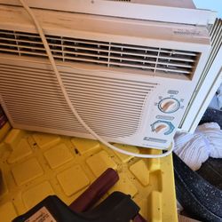 5000 BTU AIR CONDITIONER.