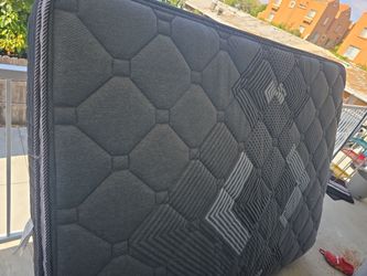 Queen bed brand new used 1once 100