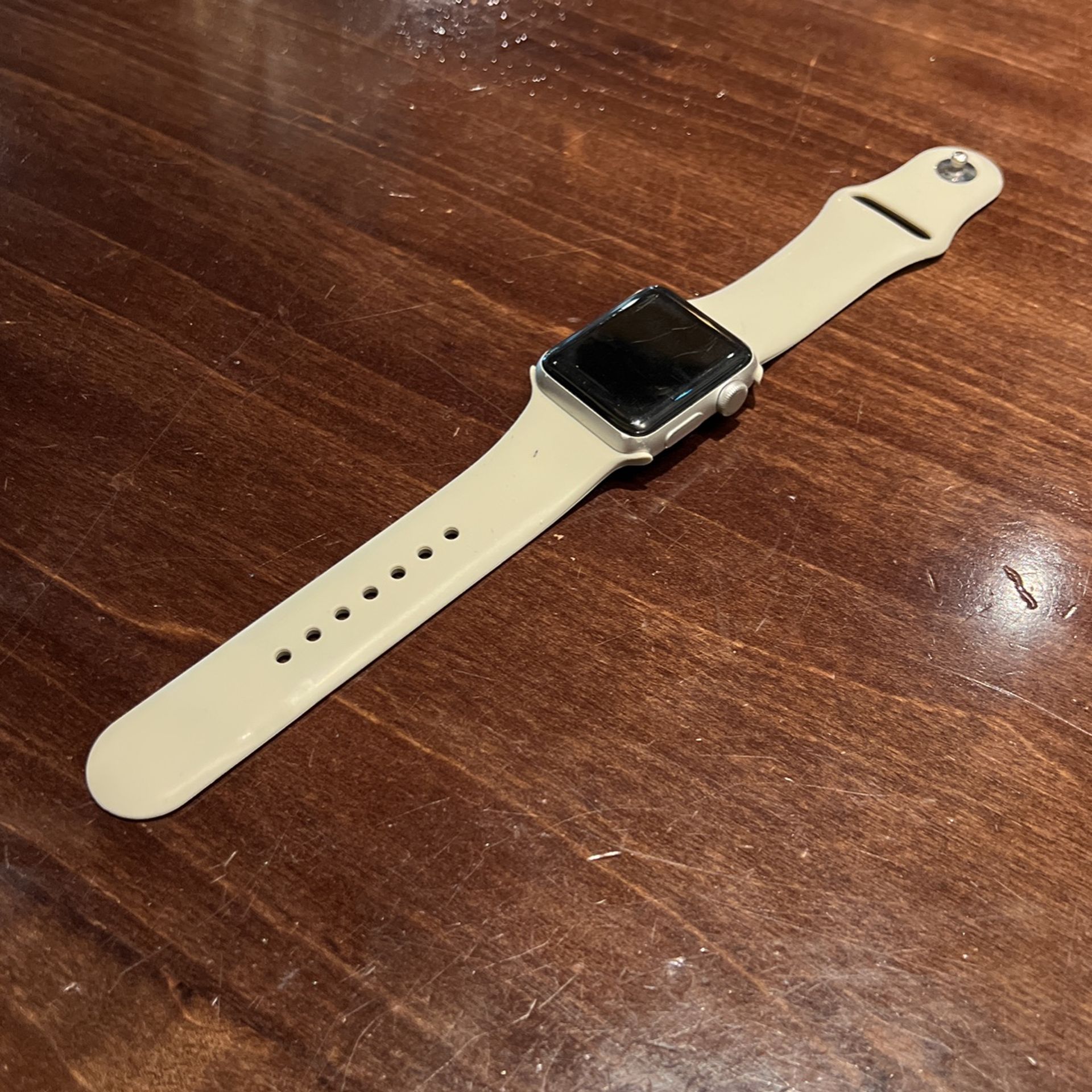 Silver Apple Watch Series 3, 38 MM