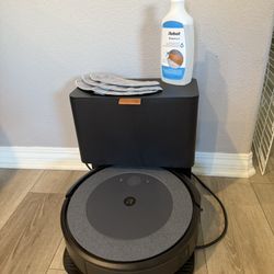 LIKE NEW ROOMBA i5 combo! Mop and vacuum!