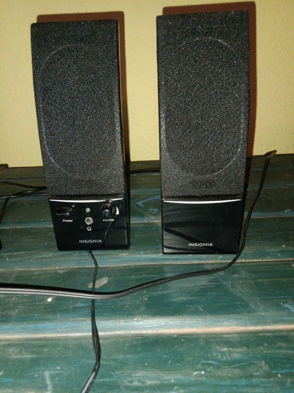 Pair Of Computer Speakers 