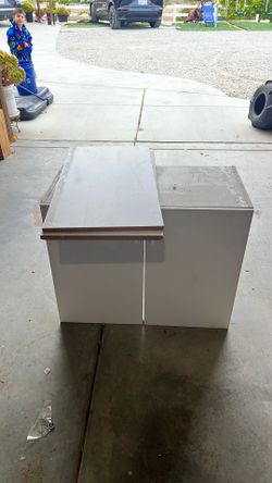 Upper hanging cabinet