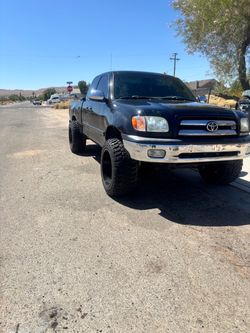 Toyota Tundra V8 Lifted Pickup Truck