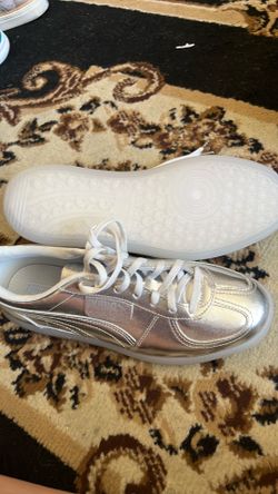 Silver Metallic Low-Top Sneakers size 9 in women’s