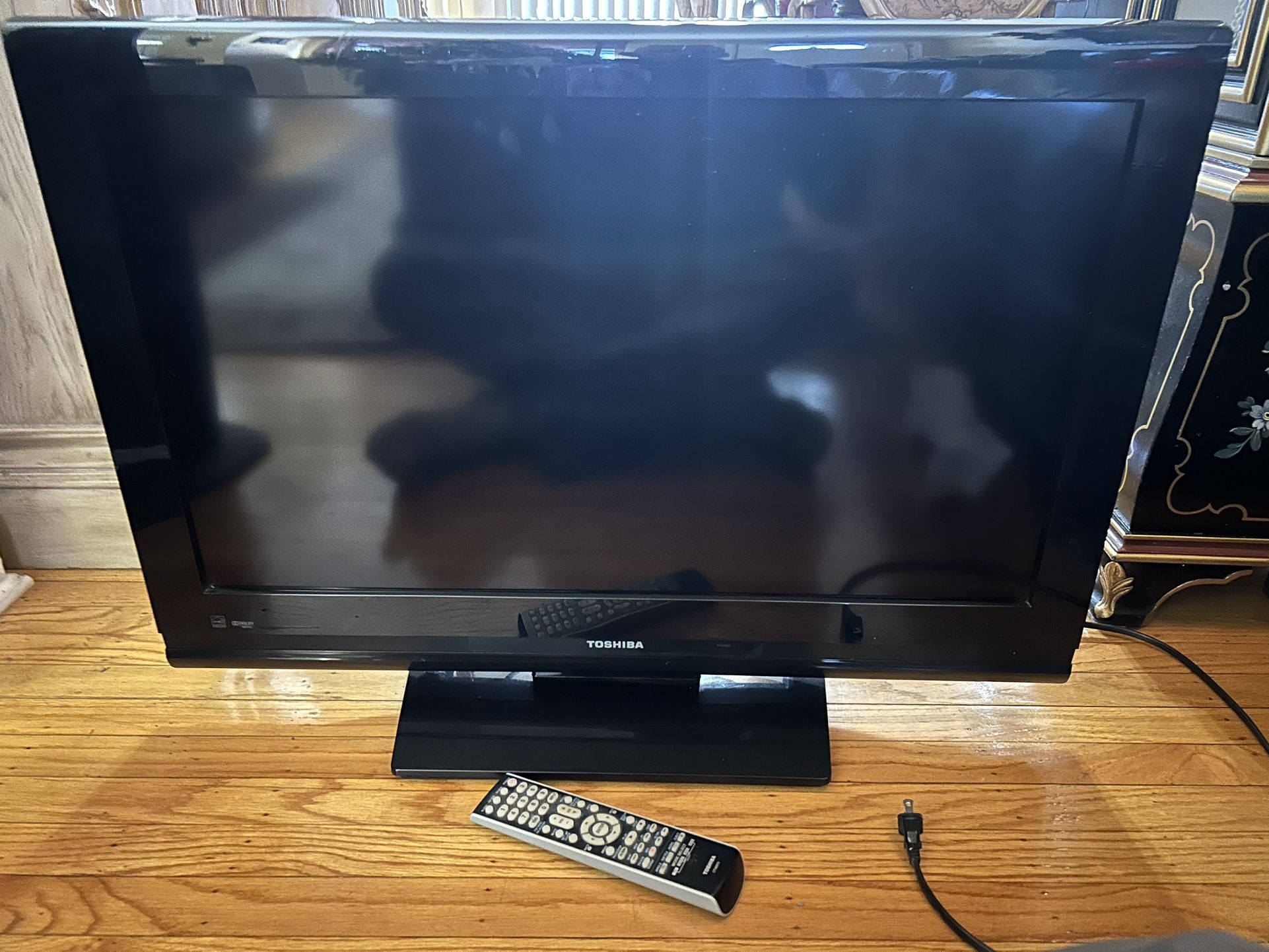 Toshiba 32 Inch TV with Remote