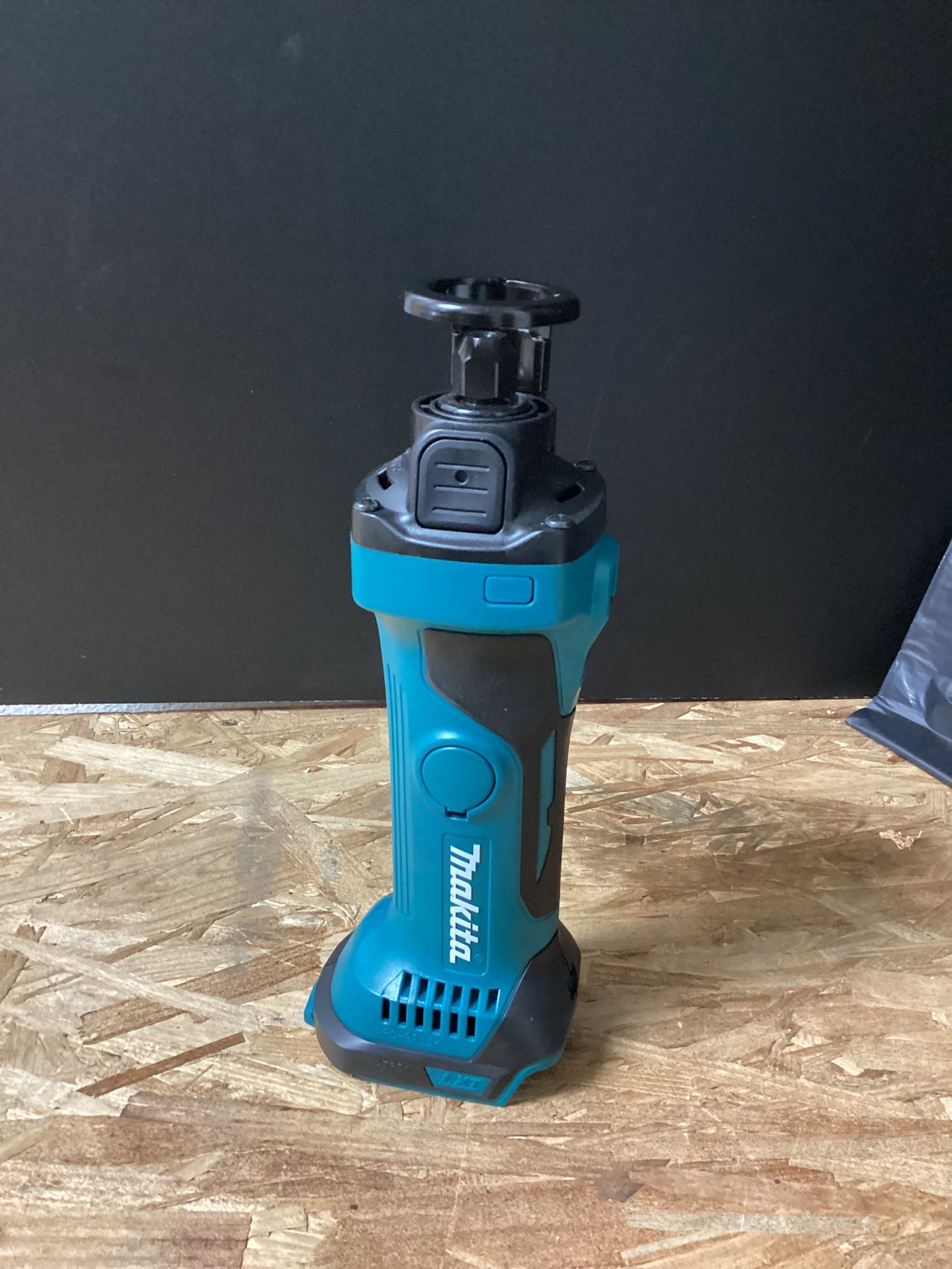 Makita 18V LXT Lithium Ion Cordless Cut Out Tool with bonus 1/8 in. Spiral Cut Out Bit Drywall Guide Tips (Tool Only)