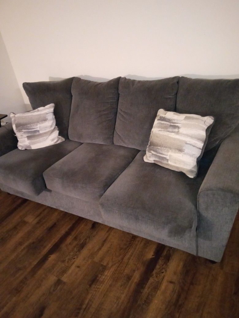 Couch with 2 Pillows