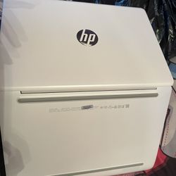 Diamond White HP Stream 11-inch HD Laptop barely used with cord in great condition 