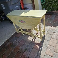 Mid Century Drop Leaf Table 40 Inch Round Sturdy Great Condition  Can Put Flat Against Wall For Space Issues 140 Obo Cream Color 