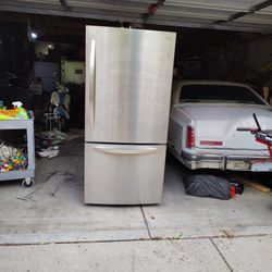 LG Stainless Steel Refrigerator SUPER Super Clean