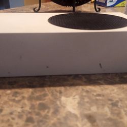 Selling Xbox Series S (Used)