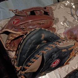 Buenos cuantes de biesbol y ay como D is zurdo marca RAWLINGS  la mayoria es de esa Marca ay fos regent y Easton  Okey Personas Serias Okey  diferente