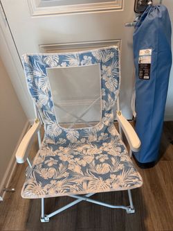 BRAND NEW BEACH CHAIR WITH STORAGE BAG