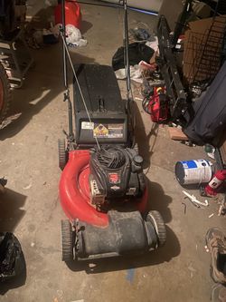 BRIGGS & STRATTON 140cc Self-propelled Lawn Mower