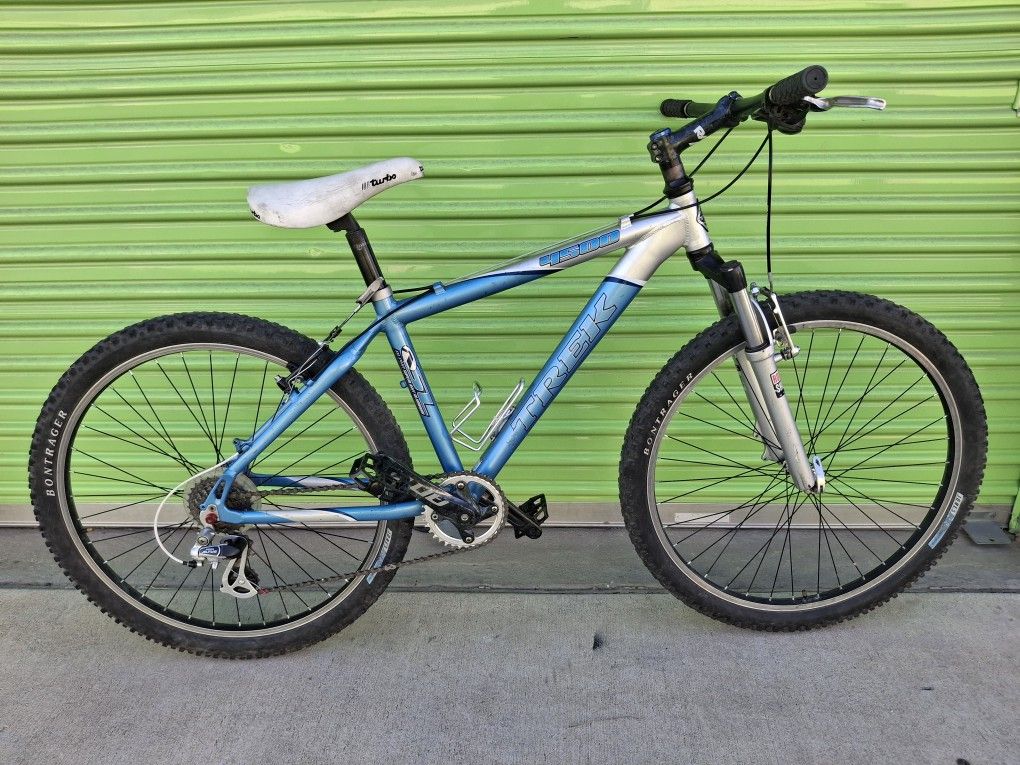 TREK MOUNTAIN BIKE 21 SPEEDS TIRE 26 SIZE M