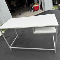 Child desk 