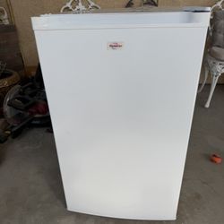Compact Upright Freezer 3.1 cu. ft.. (88L) White, Energy-Efficient Manual Defrost, Flat Back