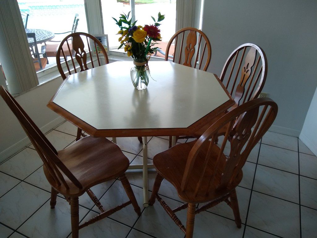 Breakfast table, 5 solid oak chairs, 3 matching barstools