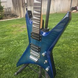 2000's Japanese made Jackson Warrior with flight case