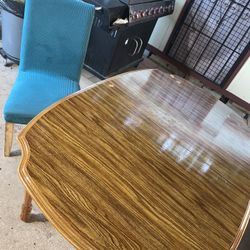 Table And 4  Chairs 