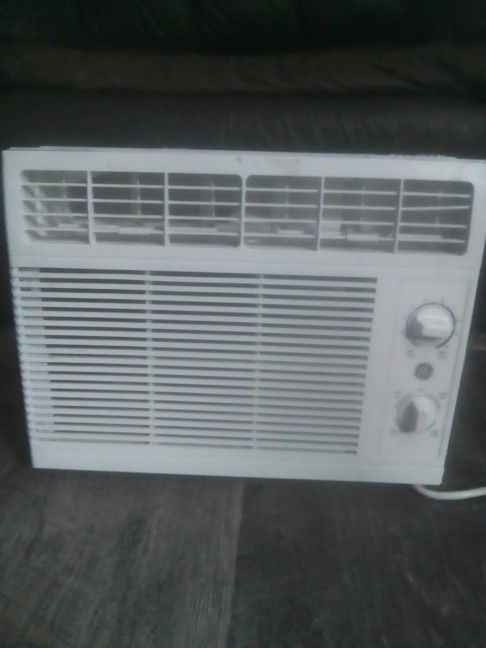 Air Conditioner (Like Brand New)