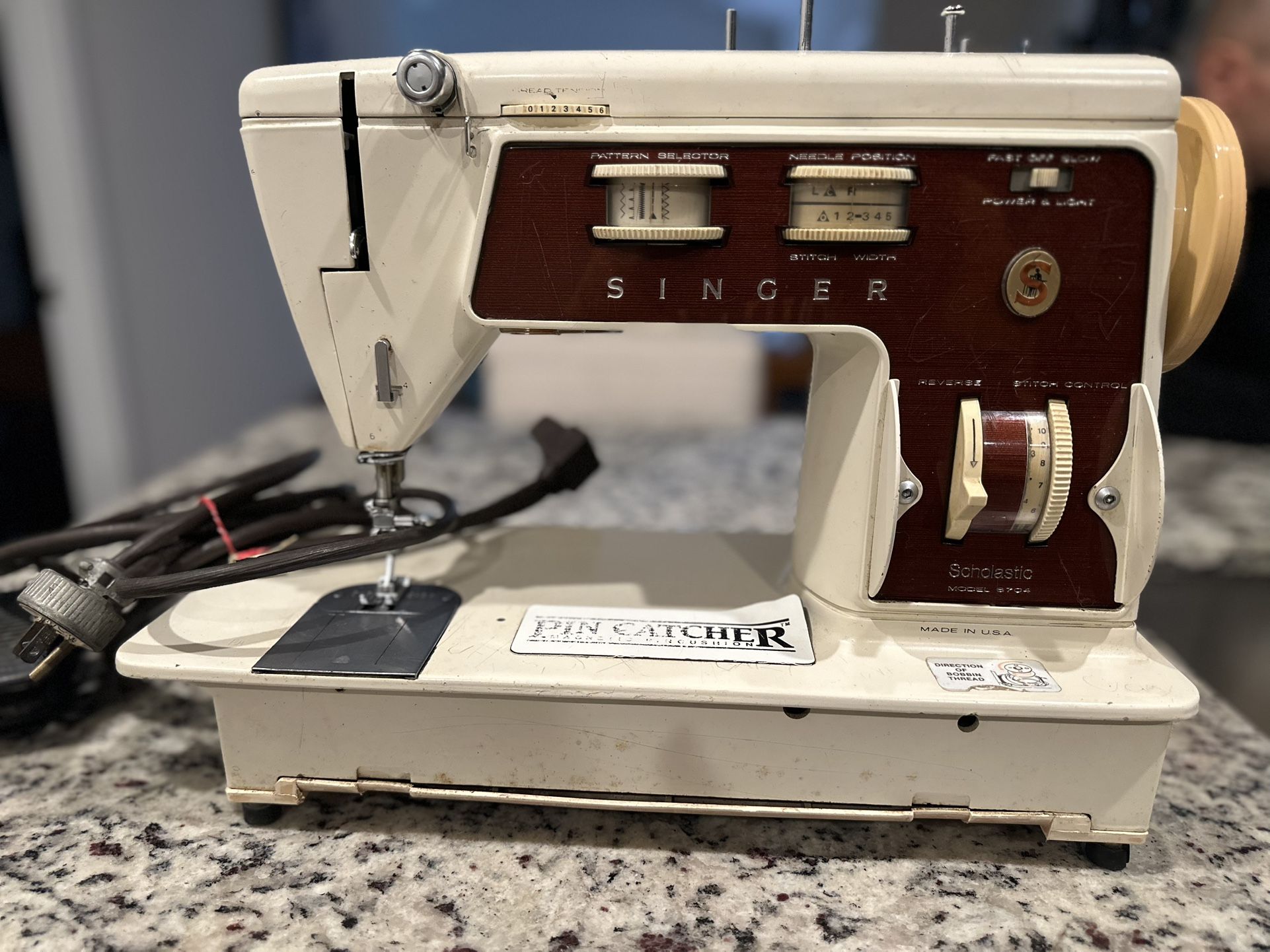 Vintage Singer Sewing Machine Scholastic Model 6704 (FOR PARTS)