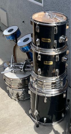 Drum set … missing bass drum and cymbals.