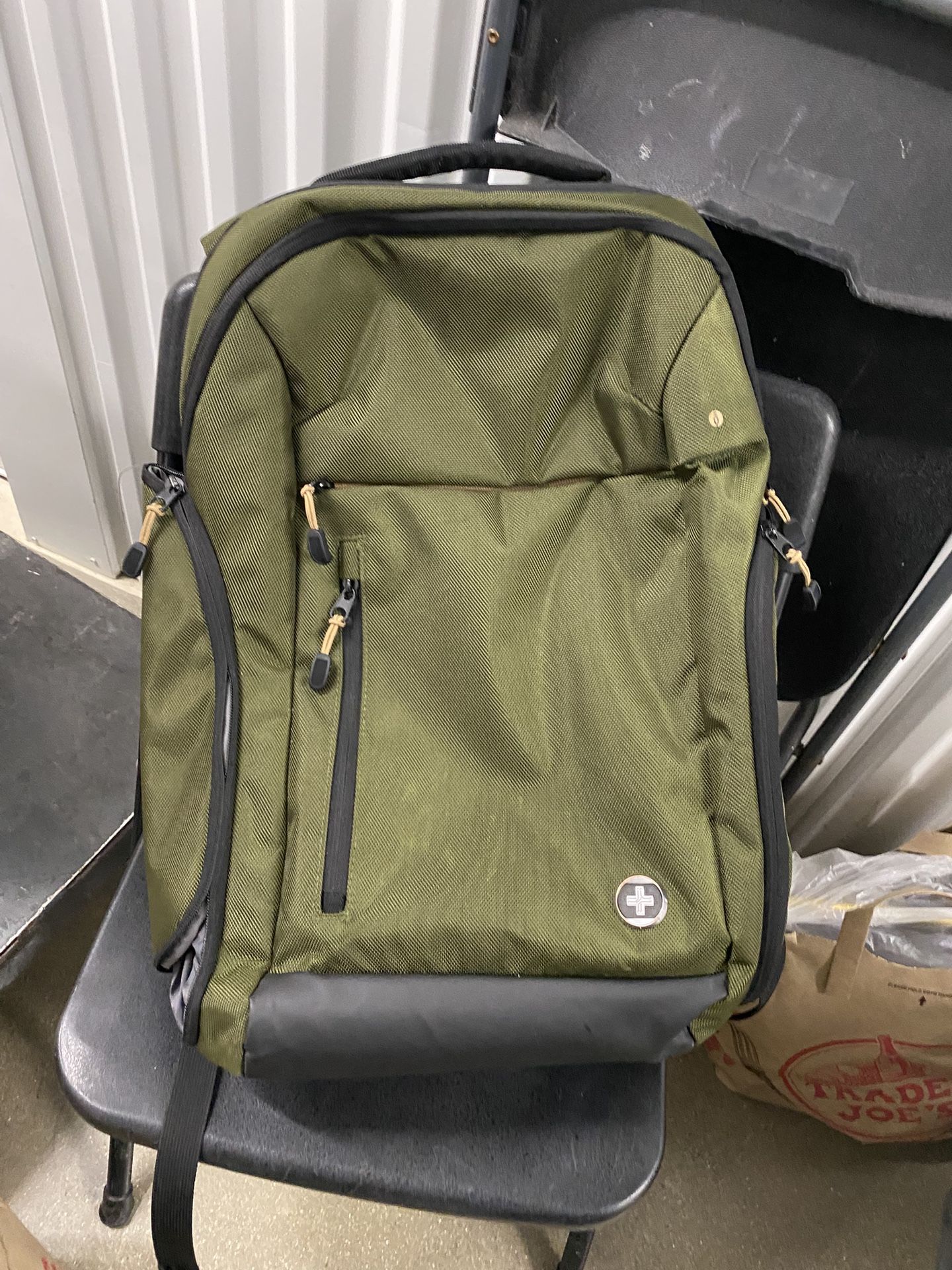 Swissdigital Design Large Travel Backpack 17 Inch Big Laptops Backpack with USB Charging Porert, Carry on Business Anti-thief Computer Backpack