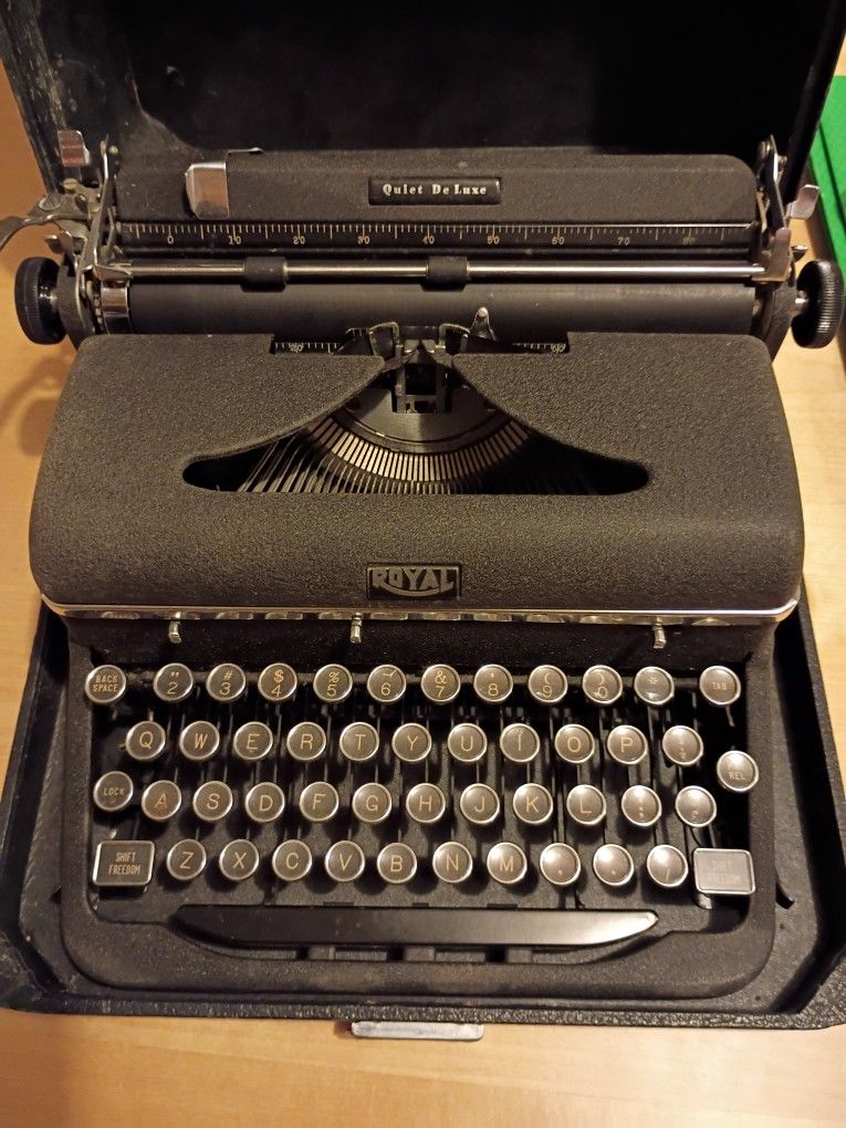 Antique Royal Deluxe Typewriter With Case