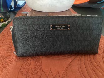 Michael Kors wallet woman