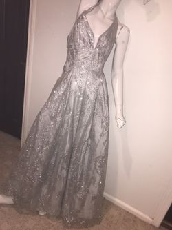 Prom beautiful dress at night it has a spectacular brightness 🤩