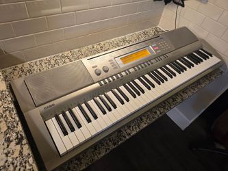 Casio WK-200 76-Key Touch Sensitive Keyboard / Workstation