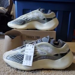 Yeezy 700 V3 "Fade Salt" Size 11