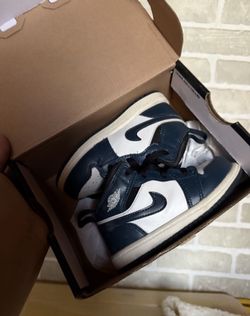 Jordans Navy blue And White 8c