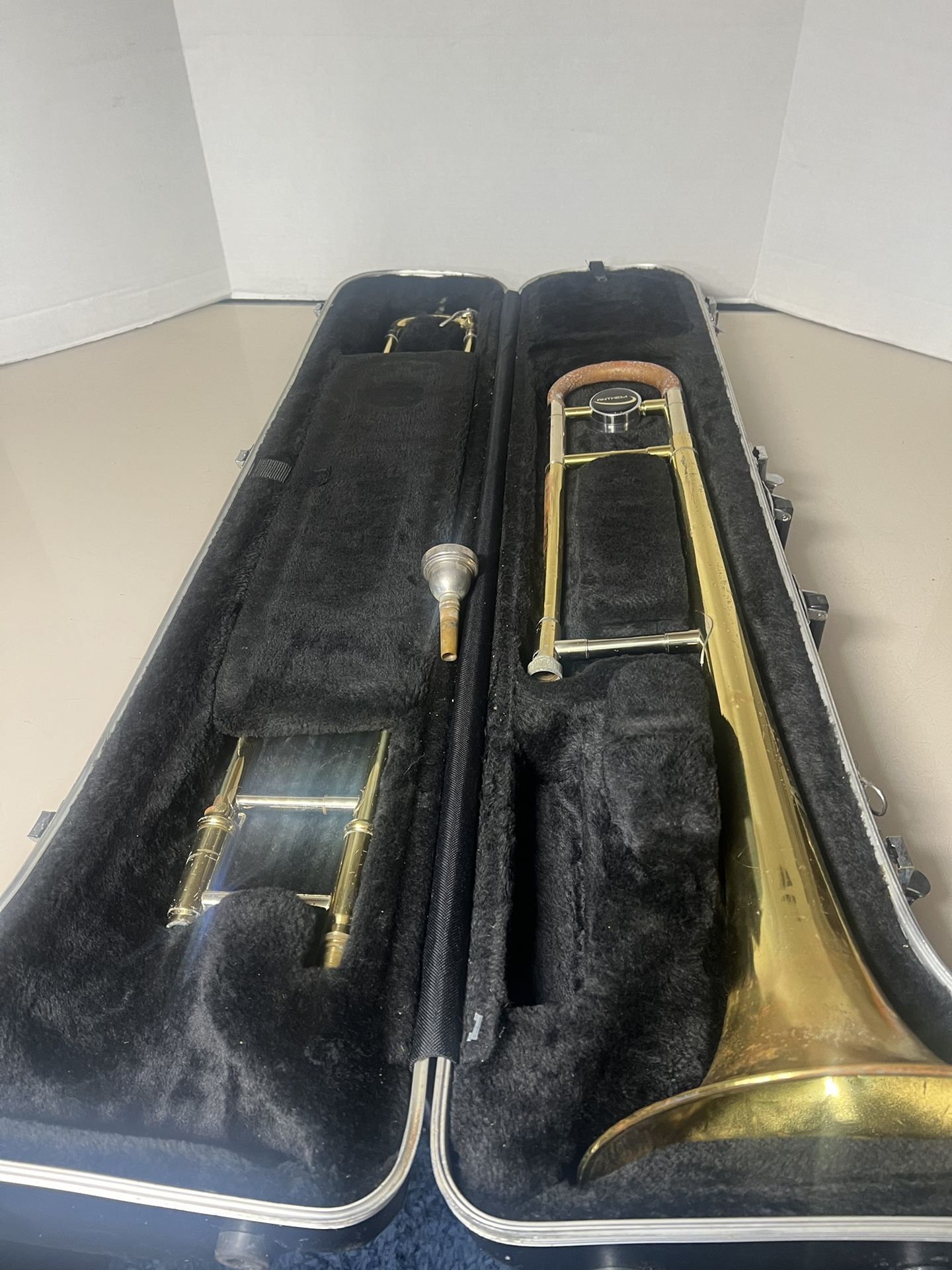 Anthem (A-2000) Student Trombone W/Black Hard Case For Parts Or Repair Only. Pre owned in acceptable condition with visible cosmetic blemishes and und