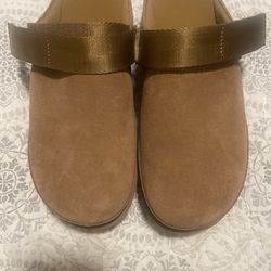 UGG Platform Slippers – Women’s Size 9 – Excellent Condition