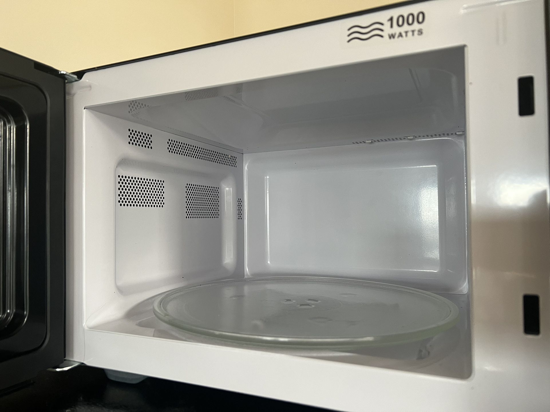 Black+Decker 1.1 Cu Ft 1000W Microwave Oven - Black for Sale in Houston, TX  - OfferUp